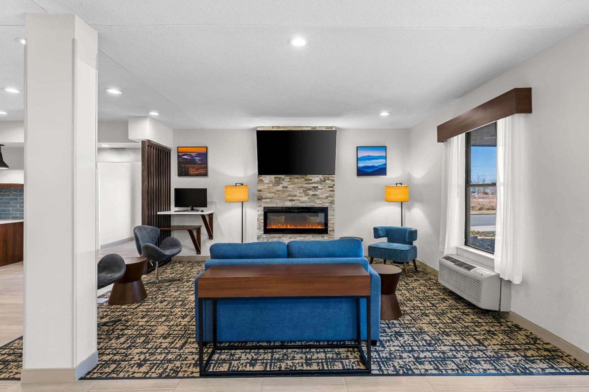 Clarion Pointe Hotel 2*