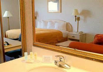 Hotel Clarion Pointe 2*