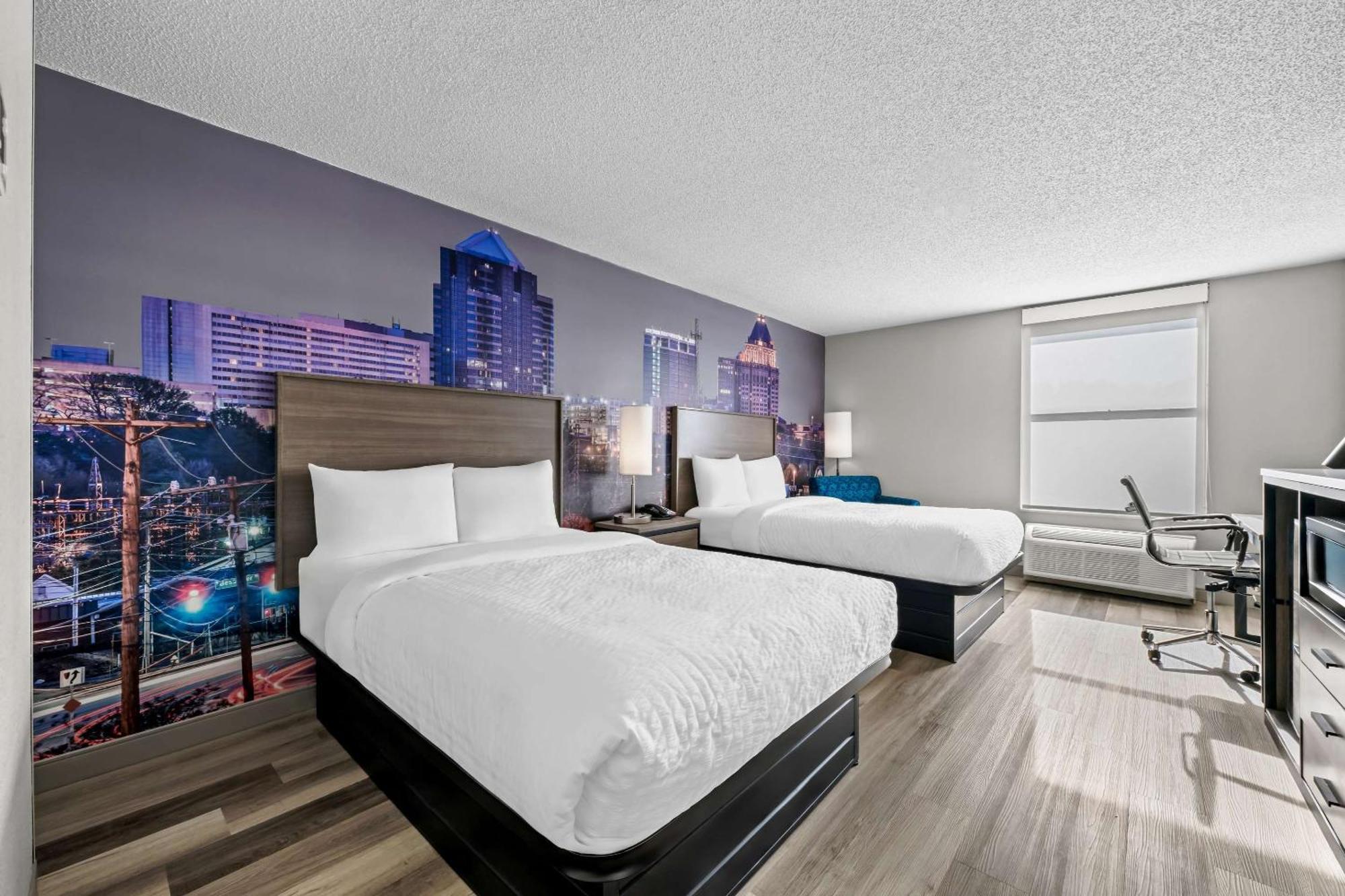 Clarion Pointe 2*