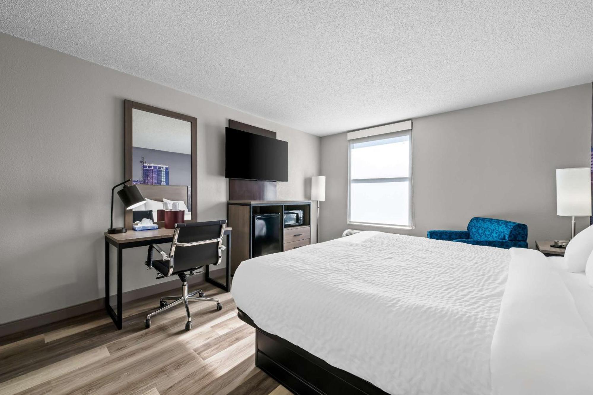 Clarion Pointe Hotel