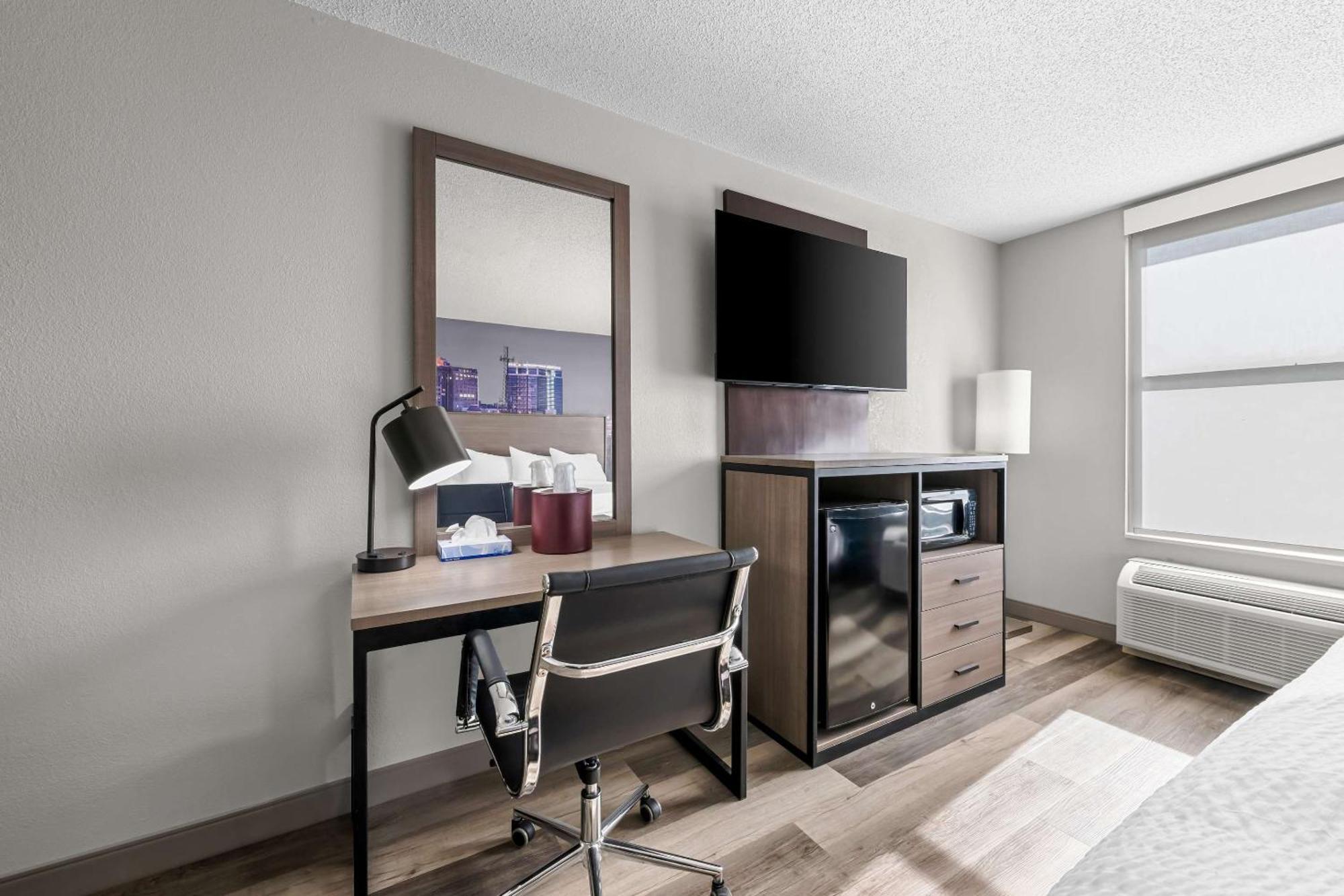 Clarion Pointe Hotel 2*