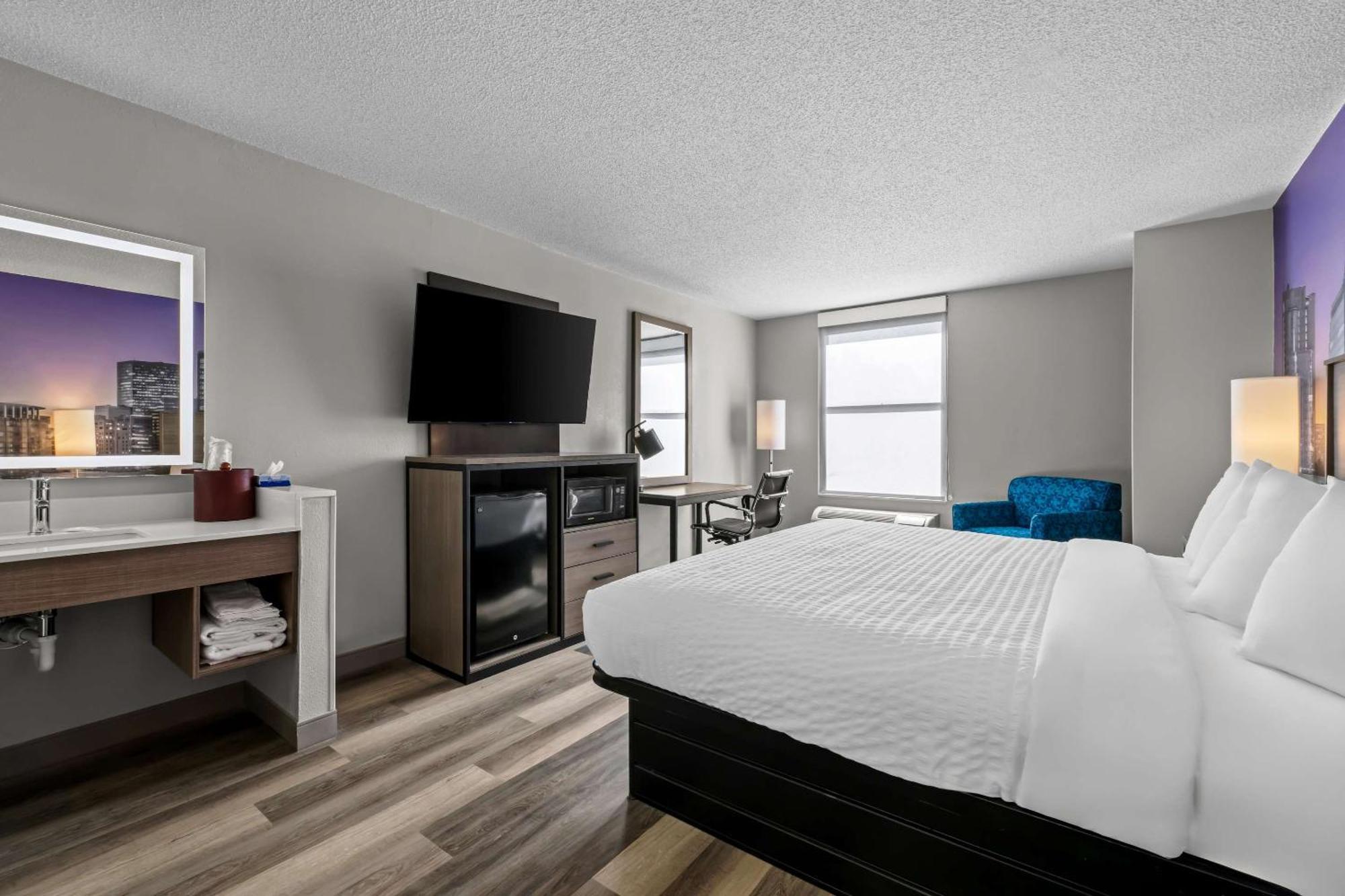 Clarion Pointe Hotel