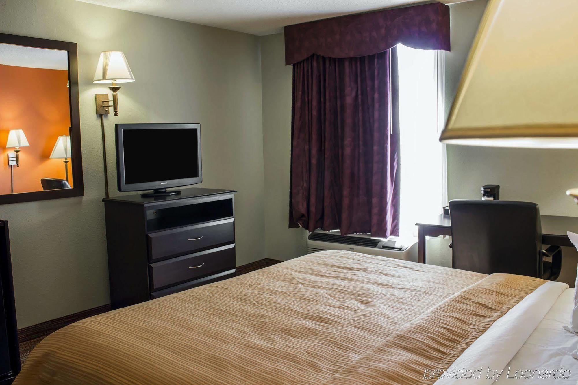 Hotel Clarion Pointe 2*