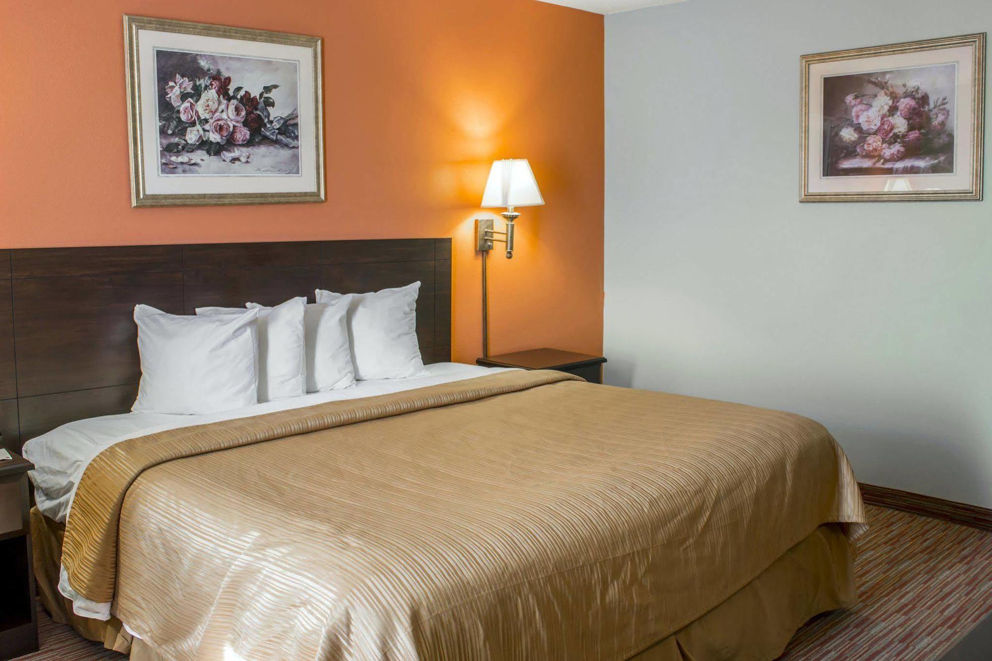 Clarion Pointe Hotel