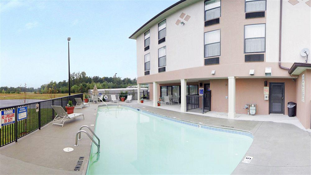 Clarion Pointe Hotel