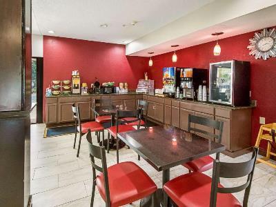 Hotel Clarion Pointe 2*